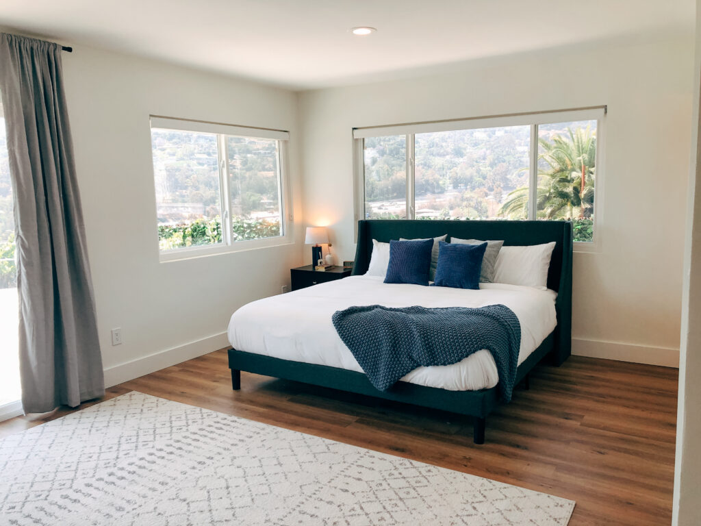 the large west wing bedroom's bed and windows at the murray house san diego