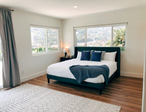 the large west wing bedroom's bed and windows at the murray house san diego